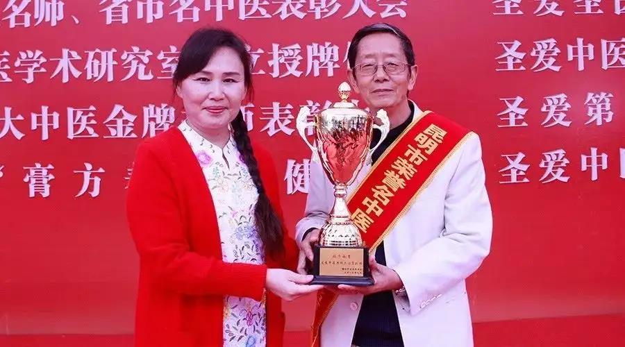 名医施慧,行医40余载,在中医男科,妇科,皮肤科领域颇有建树