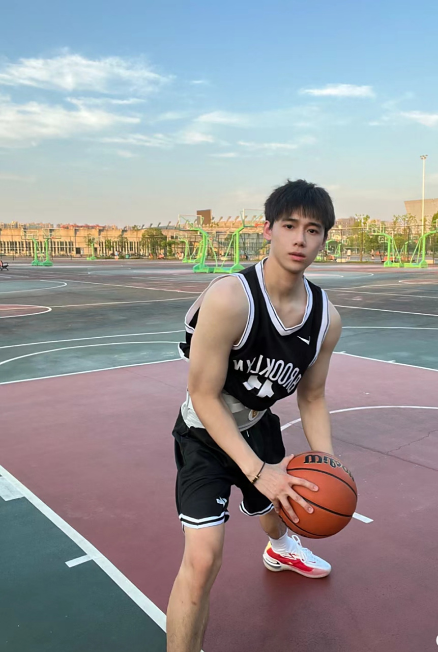 对会打篮球的男孩子丝毫没有抵抗力#体育生# #腹肌男孩