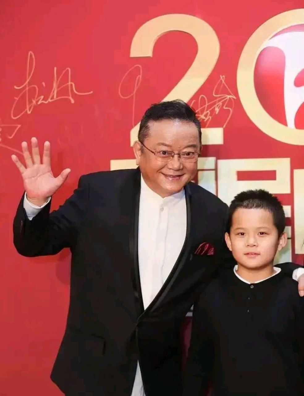 早前夫妻俩一起现身活动,王刚一袭黑色西装搭配白色衬衫,常规的职业
