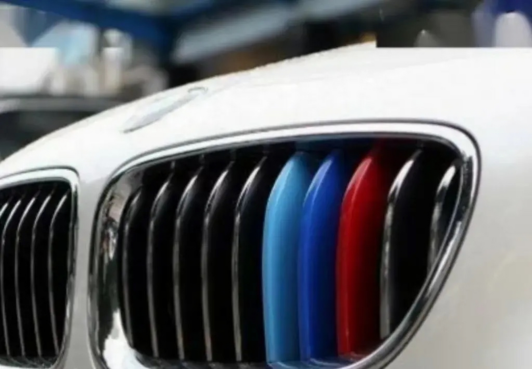 宝马的三色条是什么含义 宝马的蓝紫红三色饰条是代表着宝马m-power