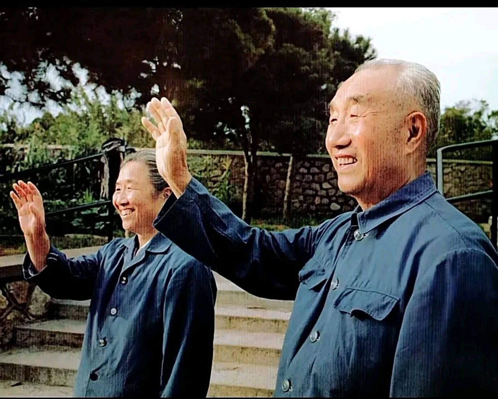 1988年,徐帅和妻子黄杰,正在和客人挥手告别时,留下的一张珍贵老照片