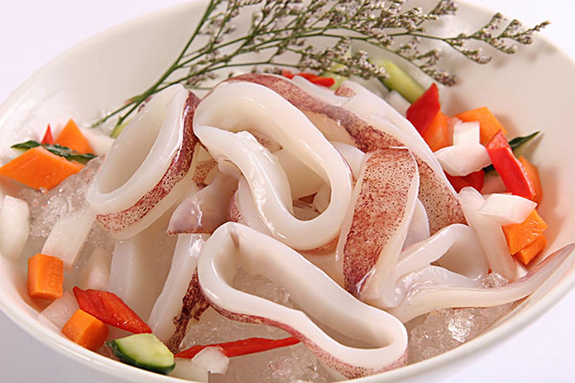 鱿鱼是一种美味的海鲜,它有着丰富的营养价值和独特的口感.