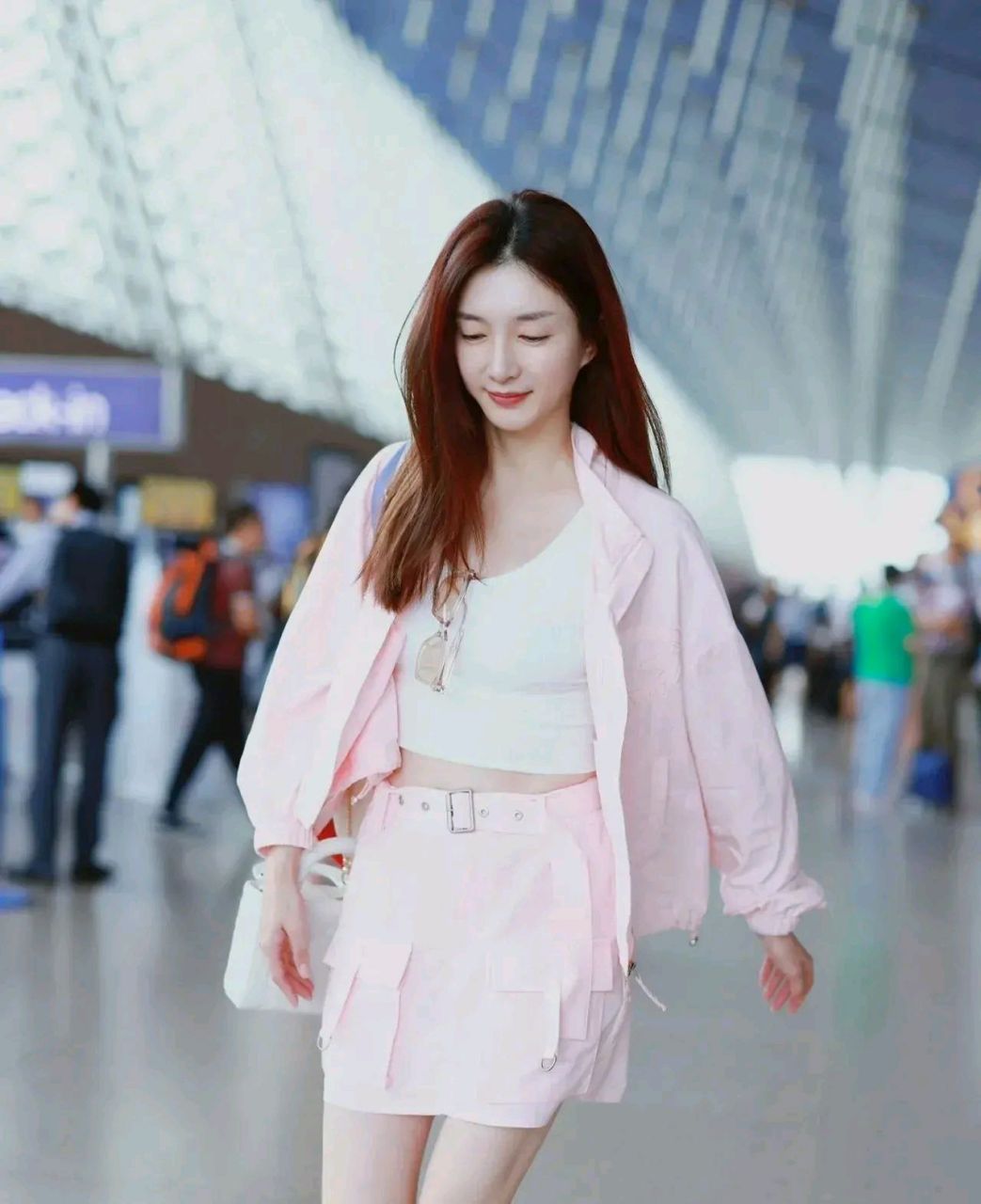 章子怡的哥哥章子男是一位成功的商人,他和妹妹一样有着出众的外貌和