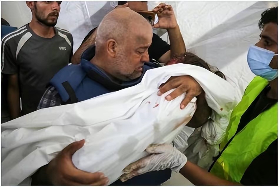 以军将巴勒斯坦人当"人盾",戴手铐蒙眼睛,跪在地上做挡箭牌