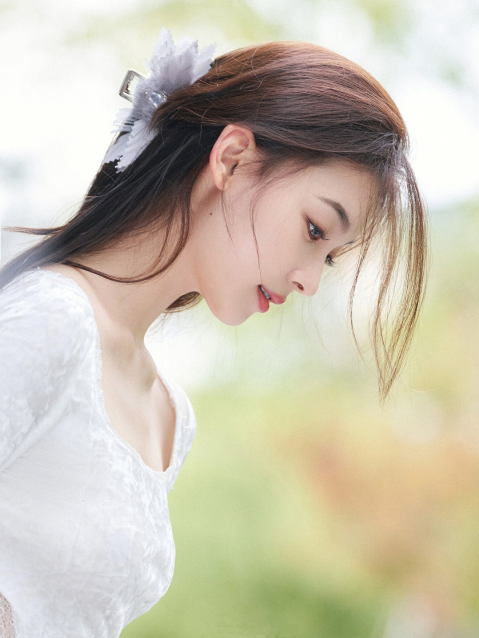 精致优雅的长发美女阳光写真