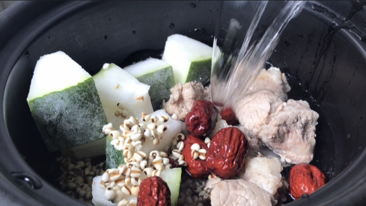 夏季适合喝的汤:冬瓜薏米排骨汤,祛湿,清热解暑,清甜好喝