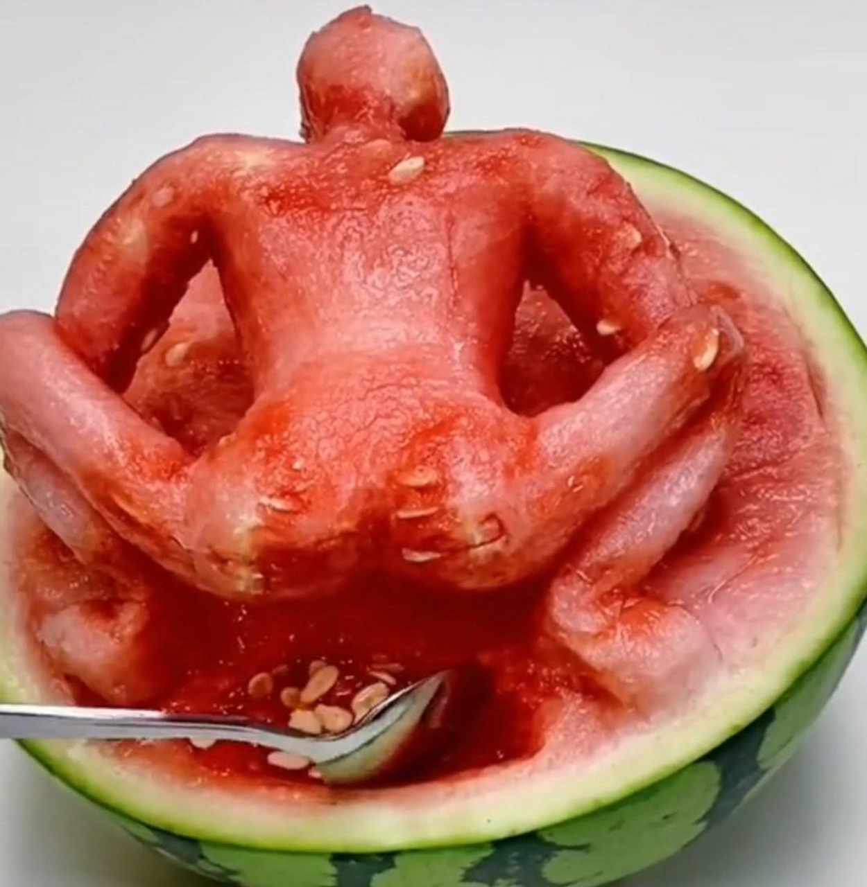 妈妈吃西瓜儿子看着: