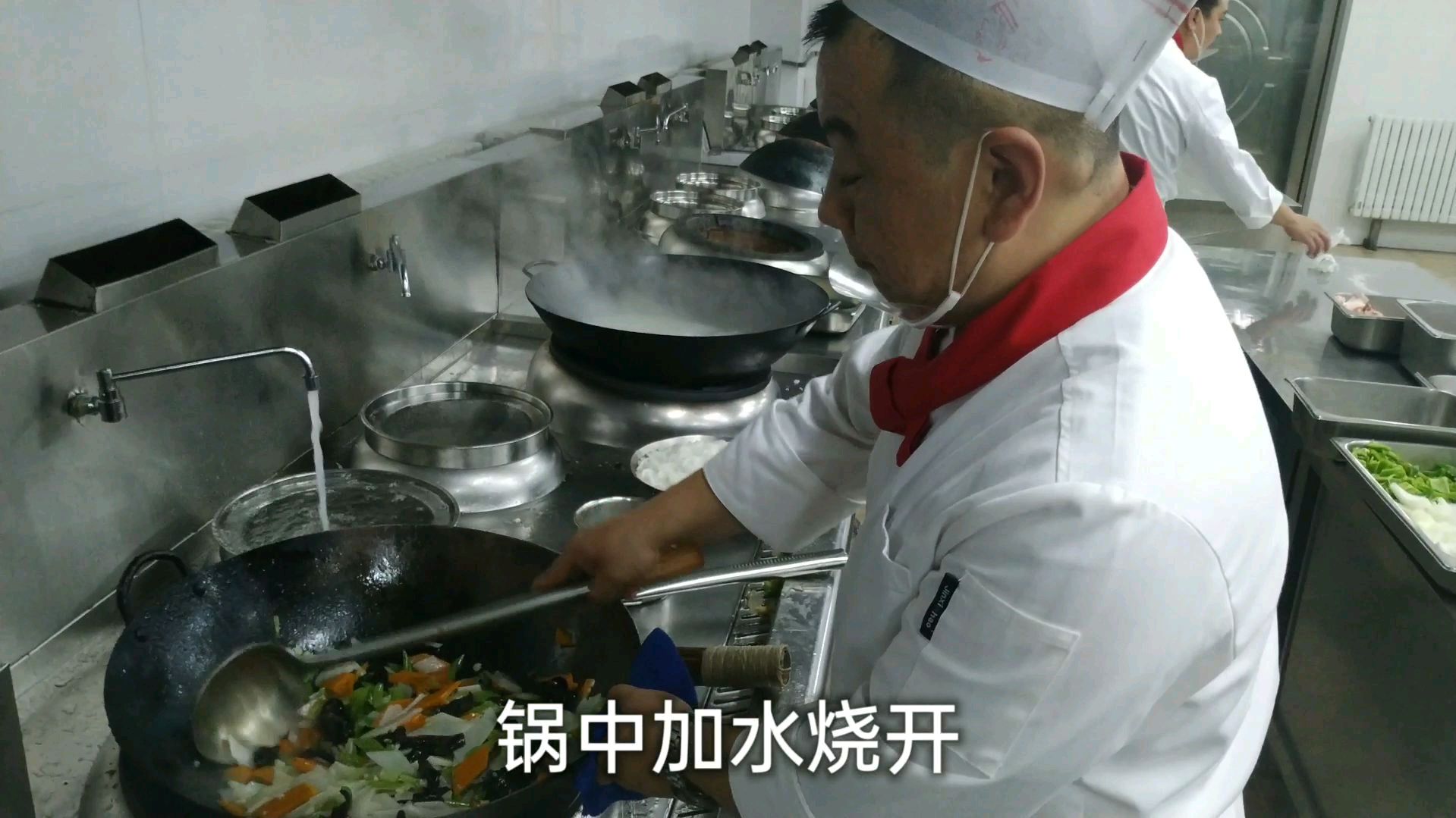 食堂菜品.素烧四宝菜色泽不错.很好学