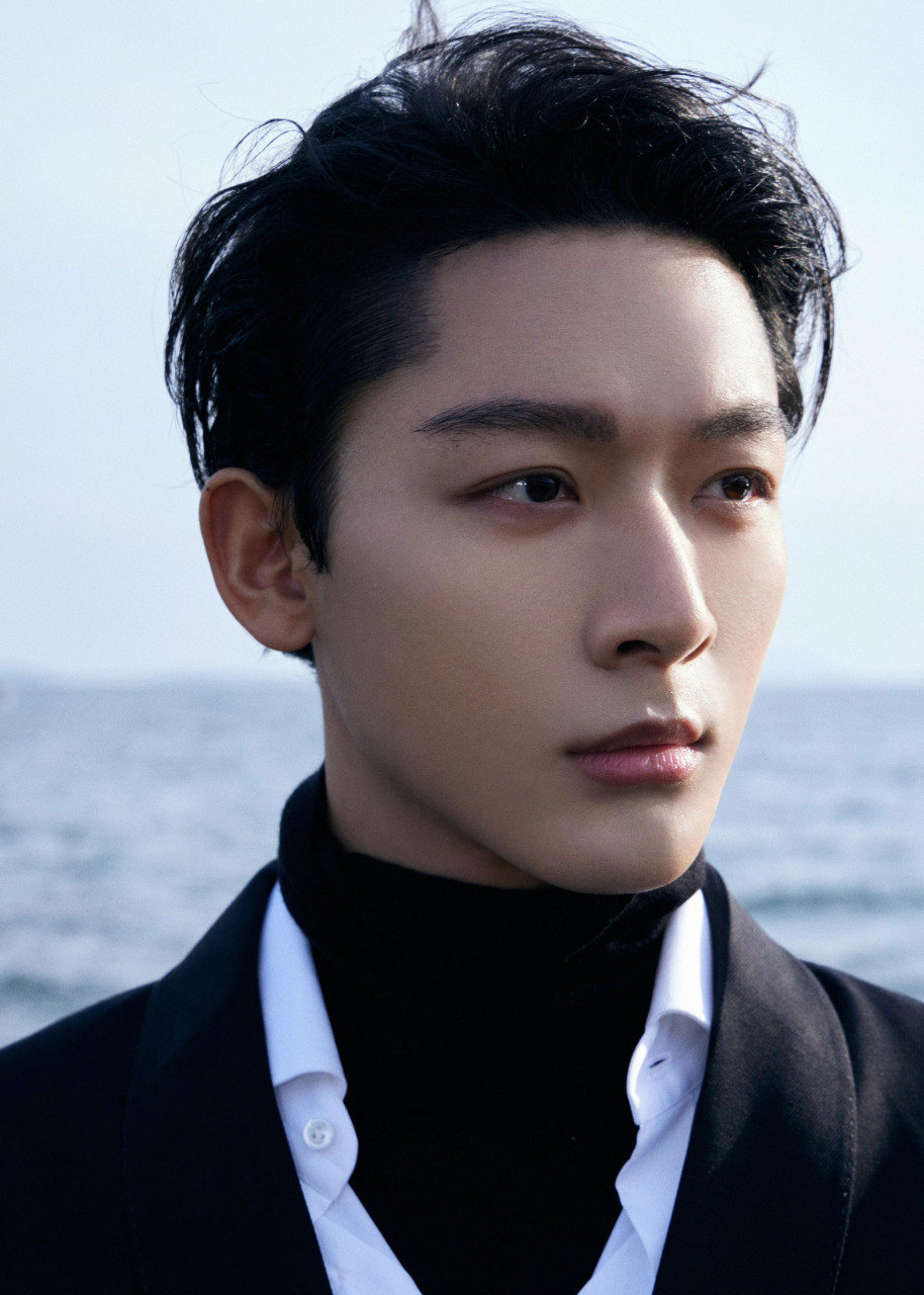 张晚意海边正装写真壁纸