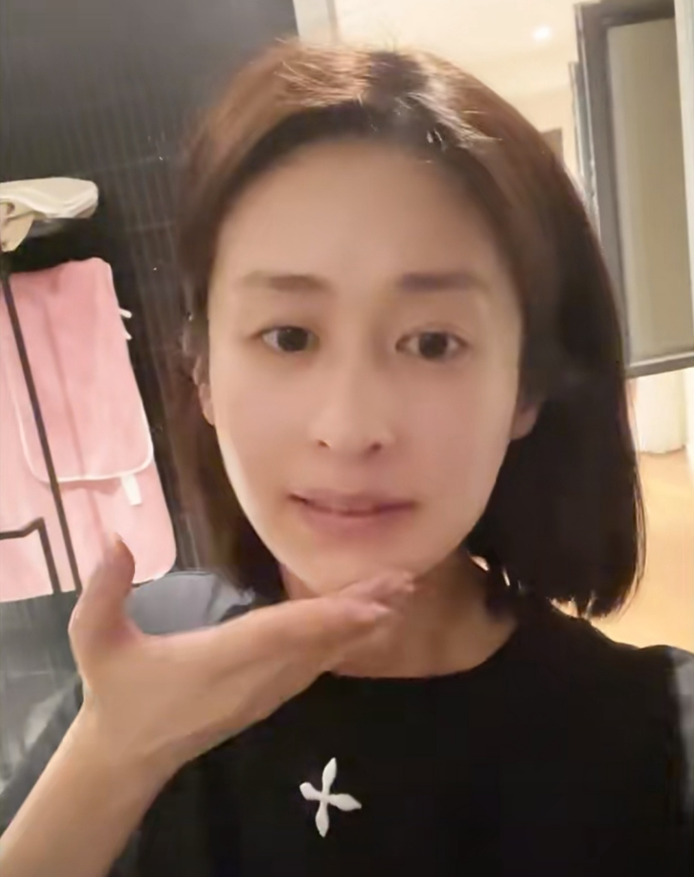 颖儿的素颜怼脸镜头,长期熬夜拍戏加上节食减肥,她的气色有点暗沉,没