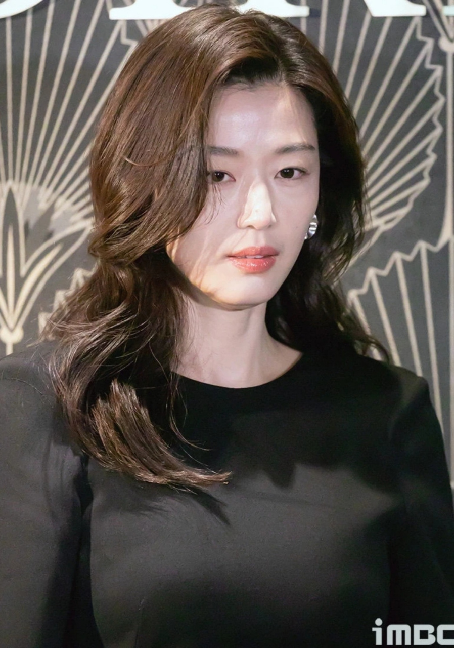 全智贤黑色连衣裙活动生图,梦回星你时期,气场强大,优雅迷人,脸上一点