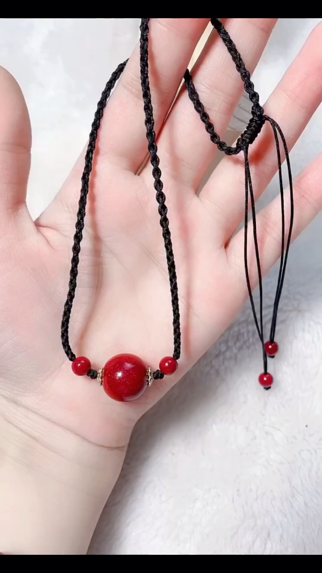 火遍全网的红豆锁骨链编绳教程