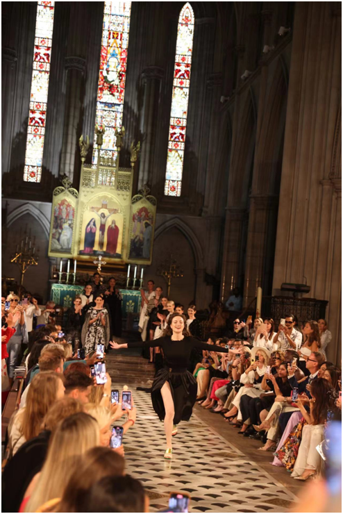 中国模特赵欣亮相valeriya 2023/24秋冬高定发布会