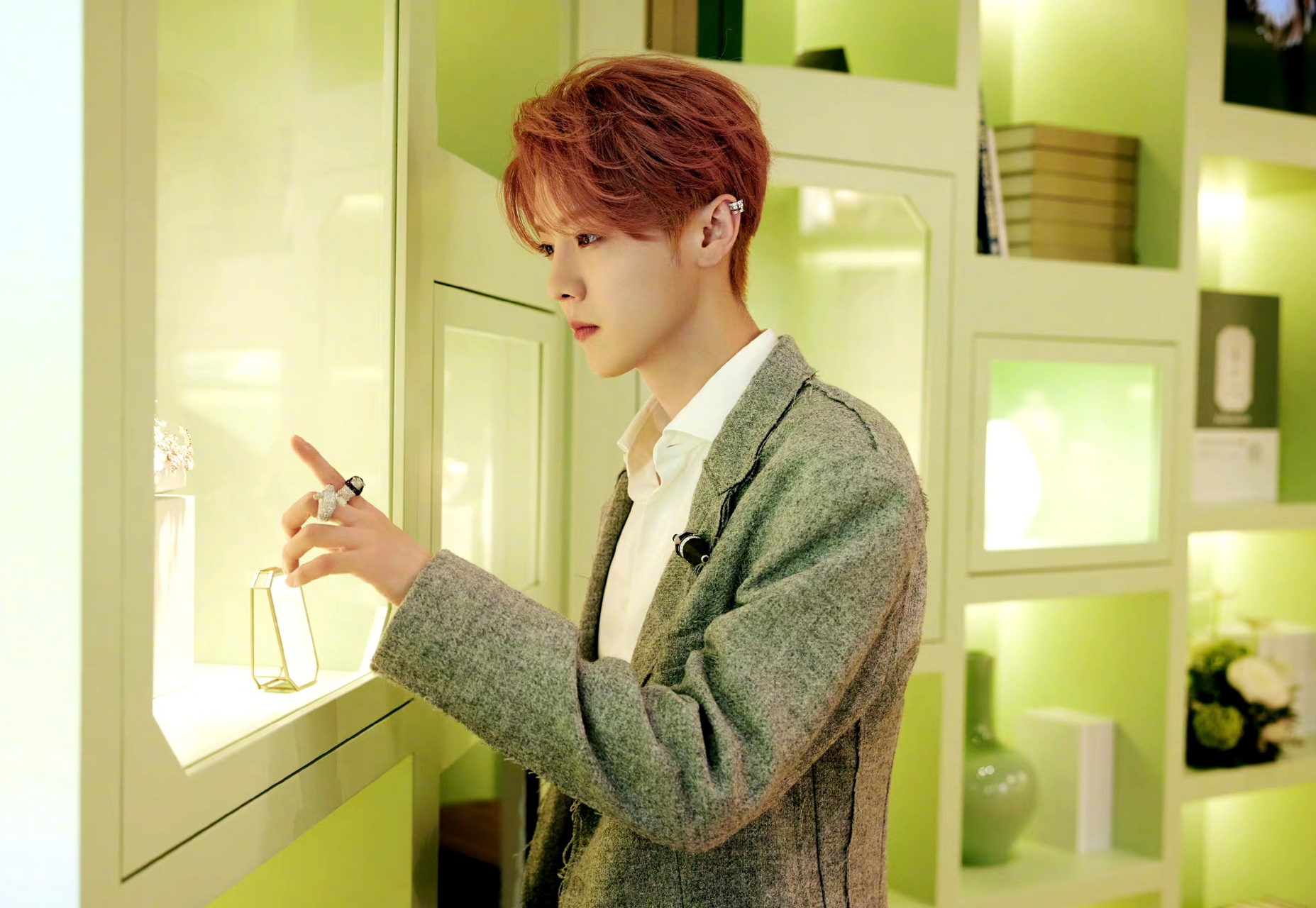 鹿晗,一个集帅气,秀气,man,搞笑与一体的男人.