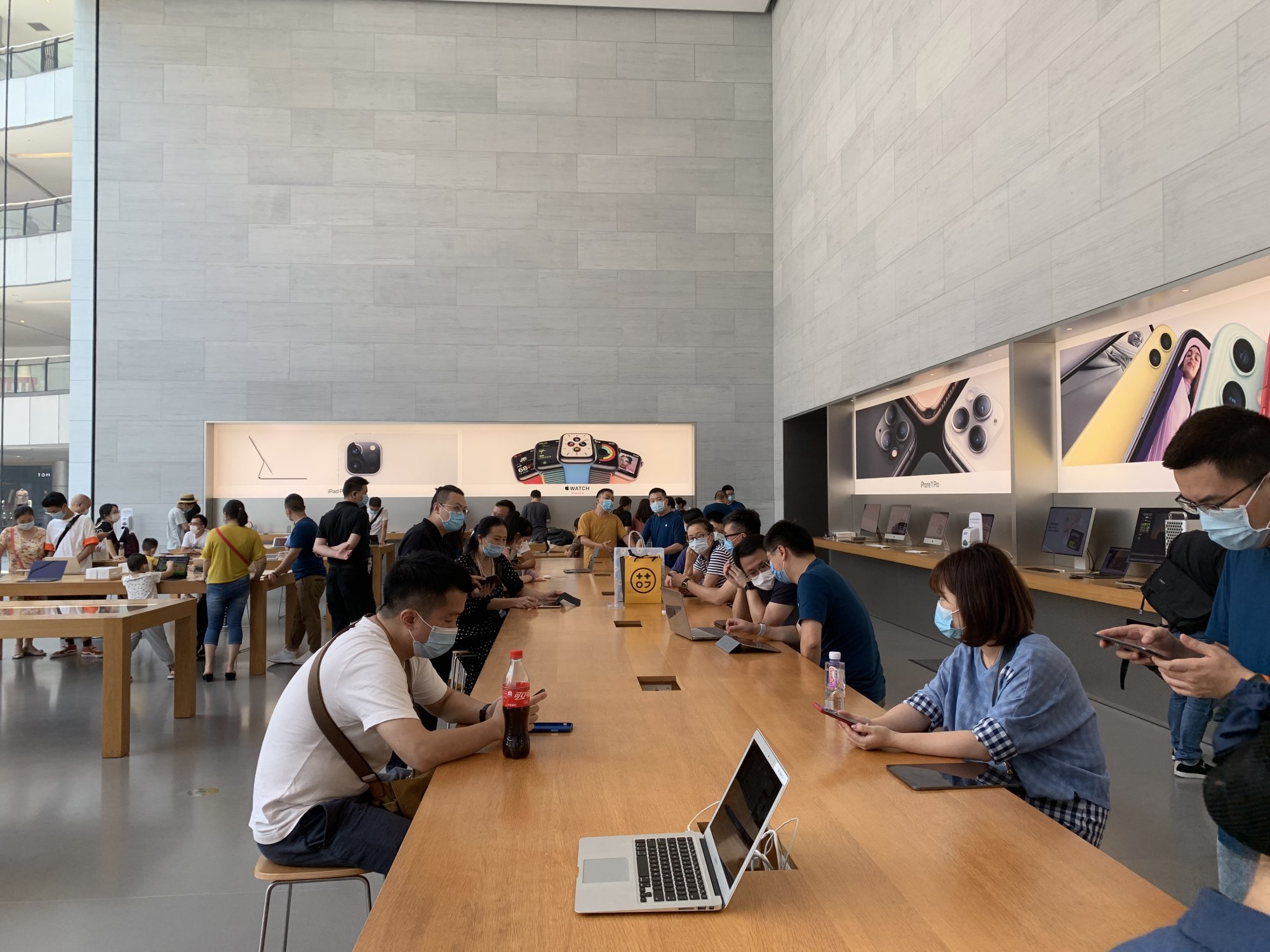 重庆观音桥苹果直营店实地探访,组团进来充电蹭凉,还赚不赚钱?