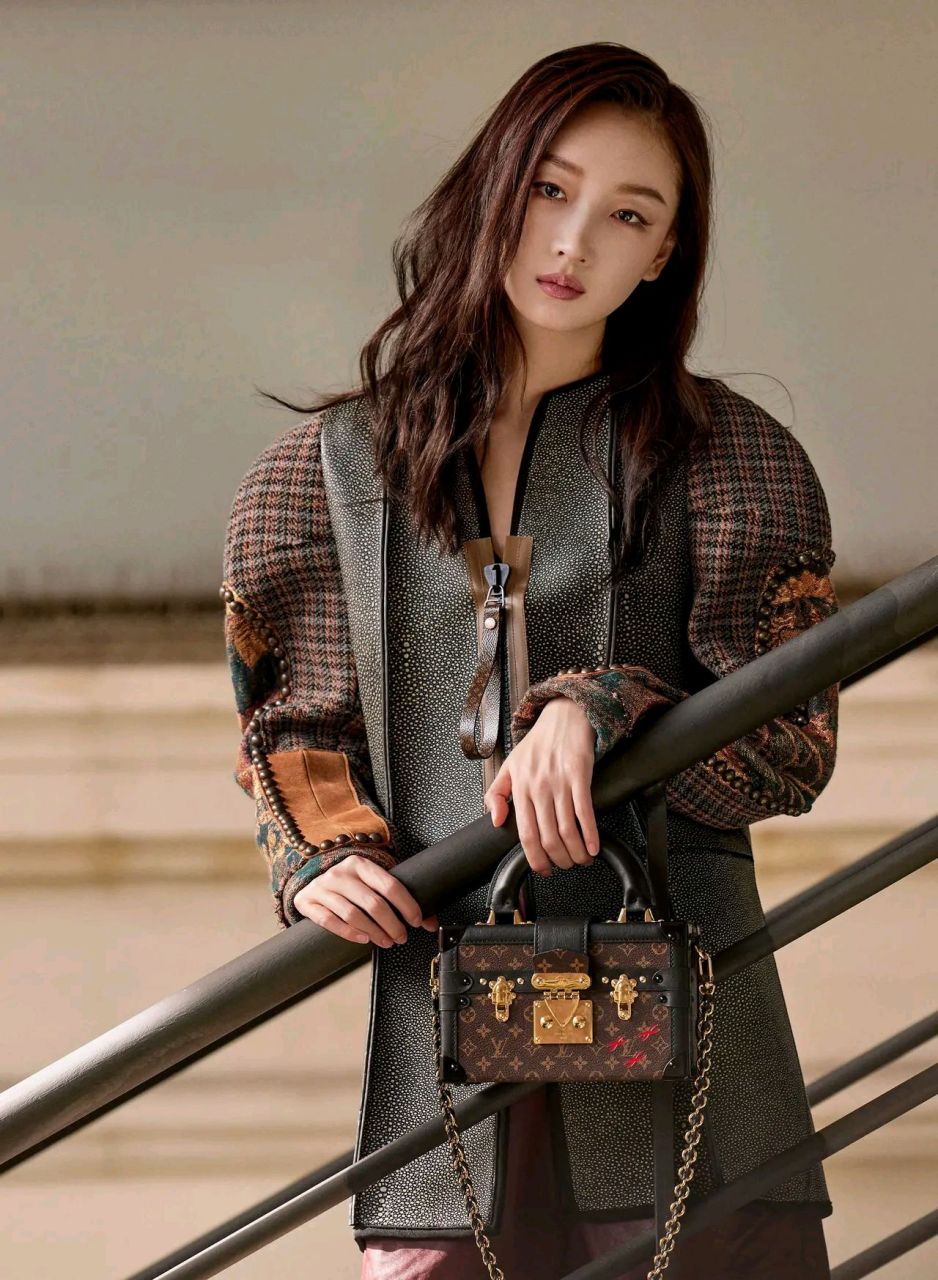 周冬雨 风格妙喻, 周冬雨廓形皮衣造型上阵, 摩登率性的硬朗风格.