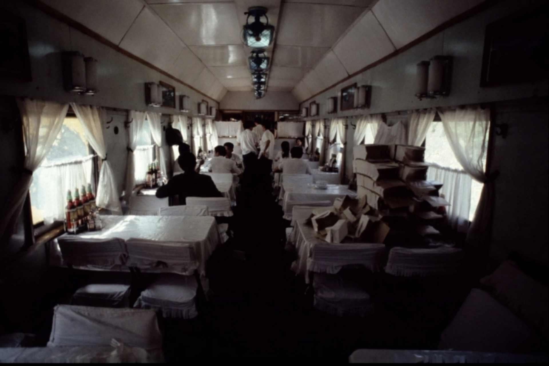 1985年,绿皮火车上的餐车,饭菜价格很昂贵,很多人没买到坐票,才到餐车