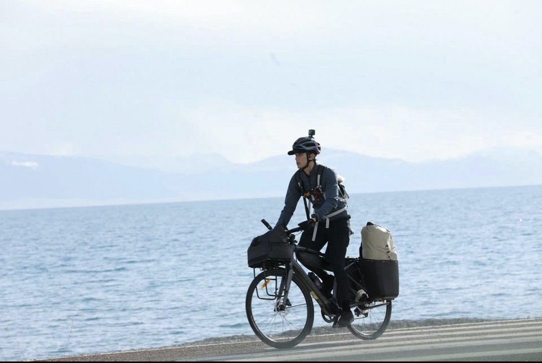 吴磊骑行赛里木湖畔,亲身体会向往的生活,网友:羡慕了