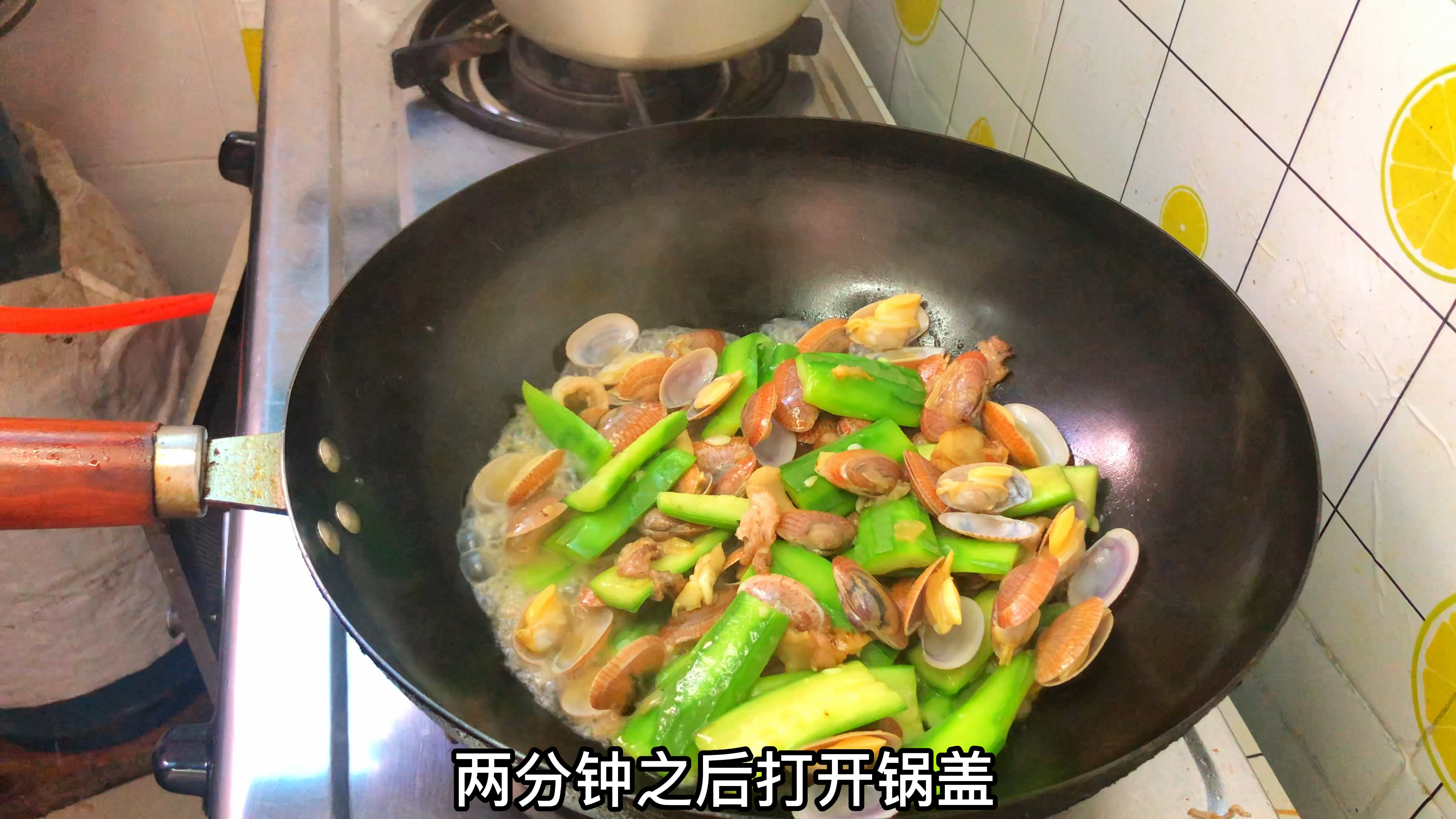入秋的第一餐:丝瓜炒花甲,脆嫩爽口又鲜甜