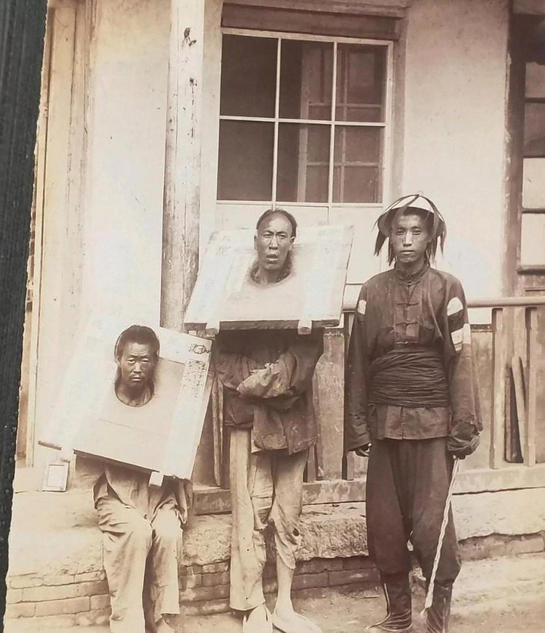 大家看过水浒里面看押林冲的是两个衙役,那是小说.