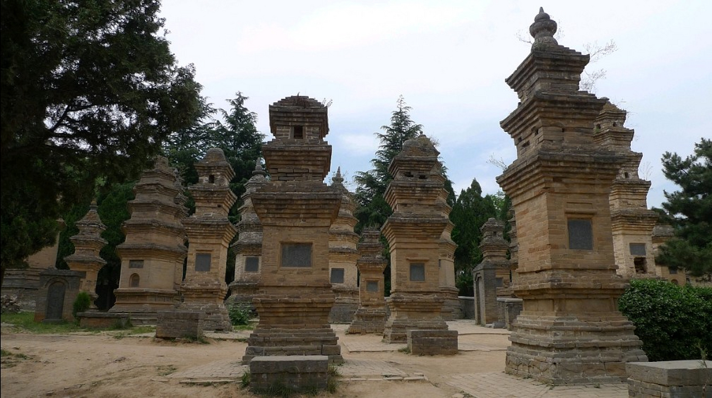 少林寺——天下第一名刹  少林寺位于河南省登封市,是少林武术发祥地