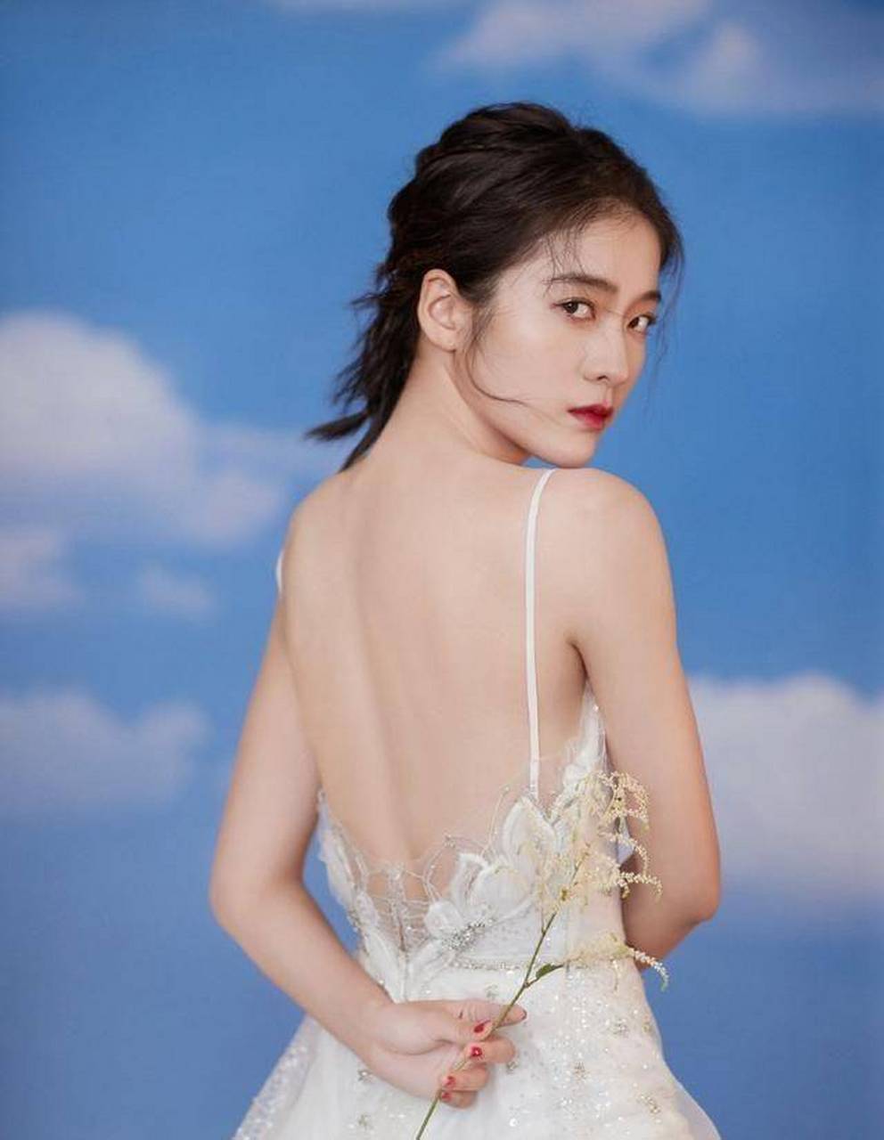 张雪迎的身材无敌了,穿白色吊带连衣裙秀美背,让人好生羡慕!