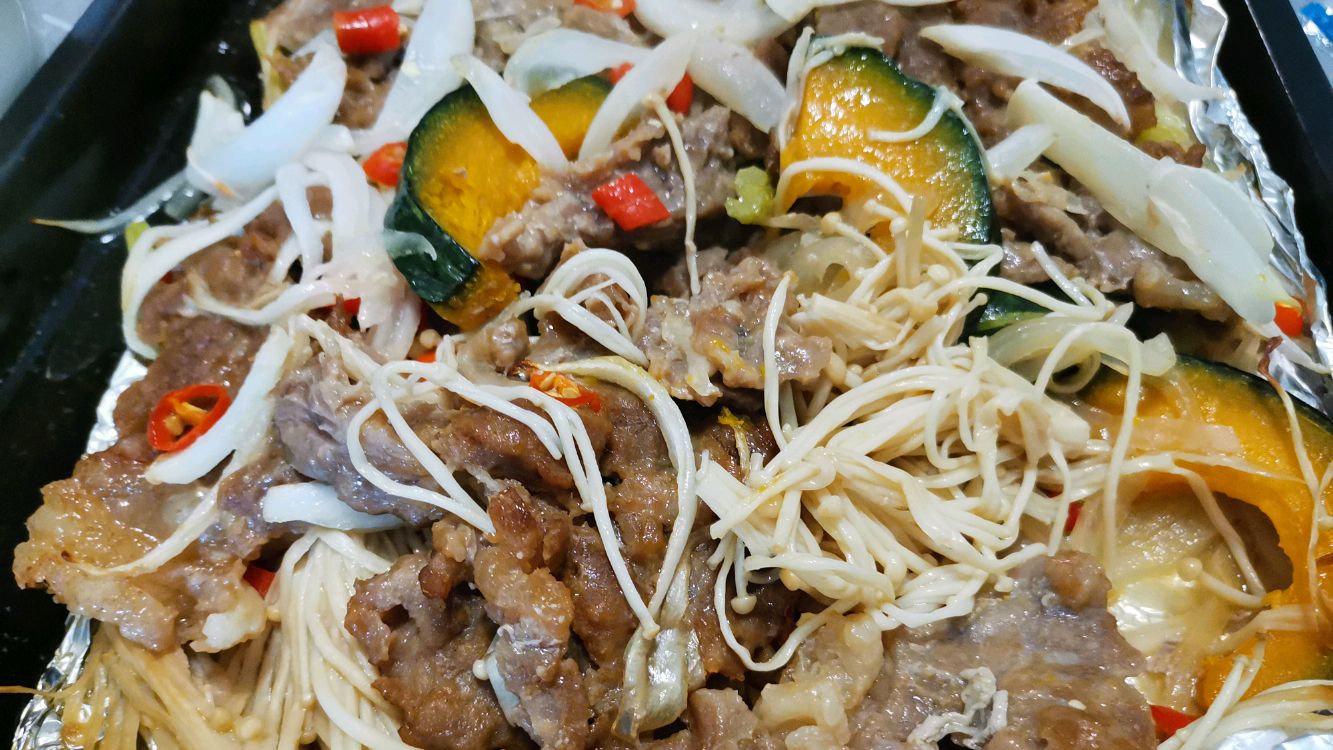 牛肉新吃法,包上锡纸烤箱一烤,鲜嫩多汁,腌肉是关键