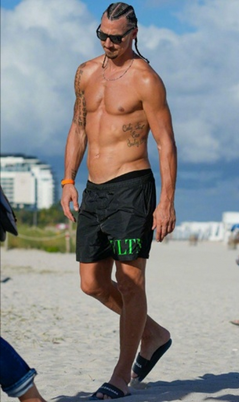 【41岁的瑞典球星伊布现身海滩,秀钢铁腹肌,与爱人感情甜蜜】 现年41