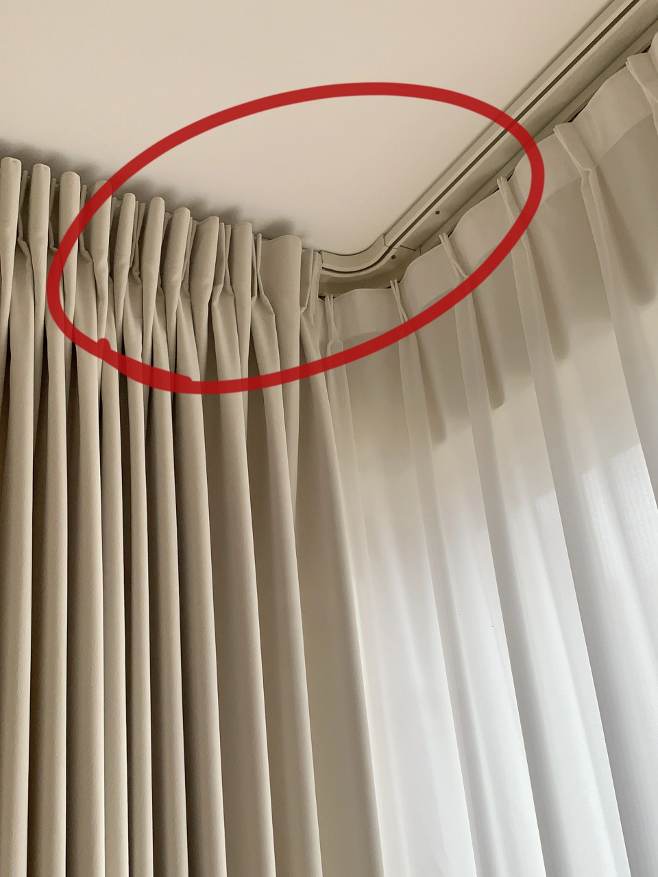 能劝一个是一个 跟我家一样没有预留窗帘盒的,顶装轨道做遮轨 拉动顺