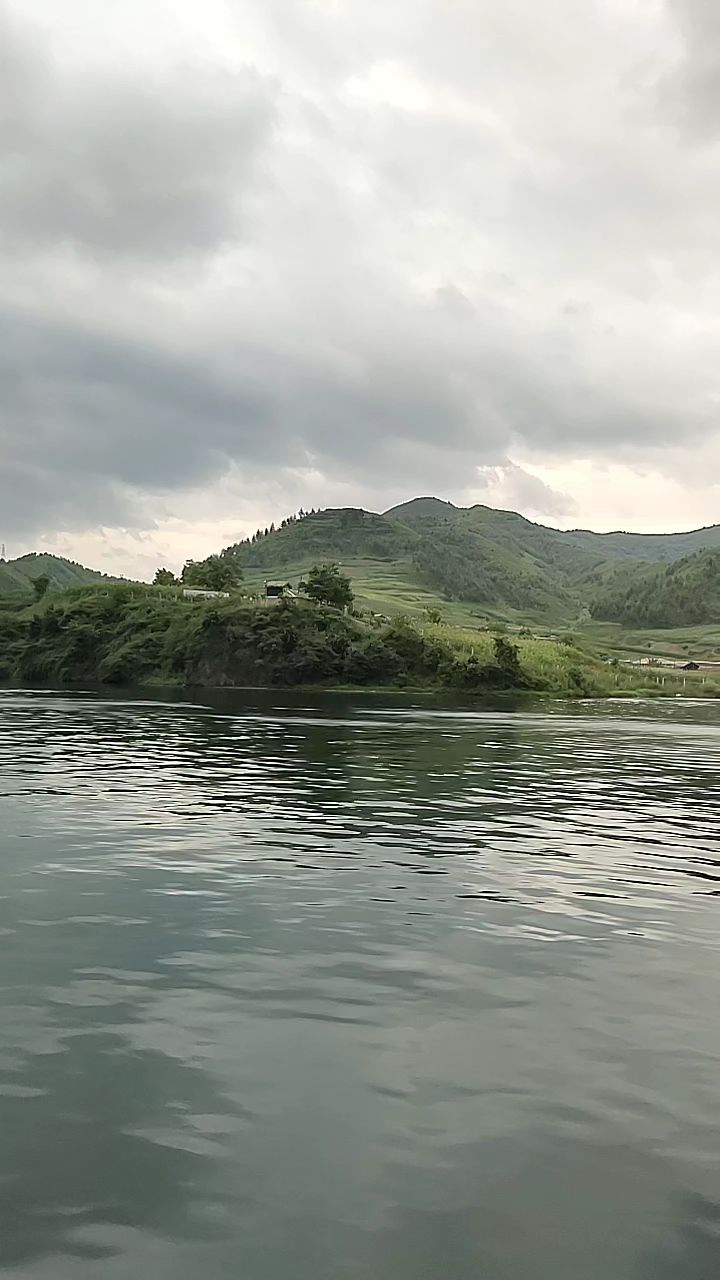 鸭绿江上,对面是朝鲜