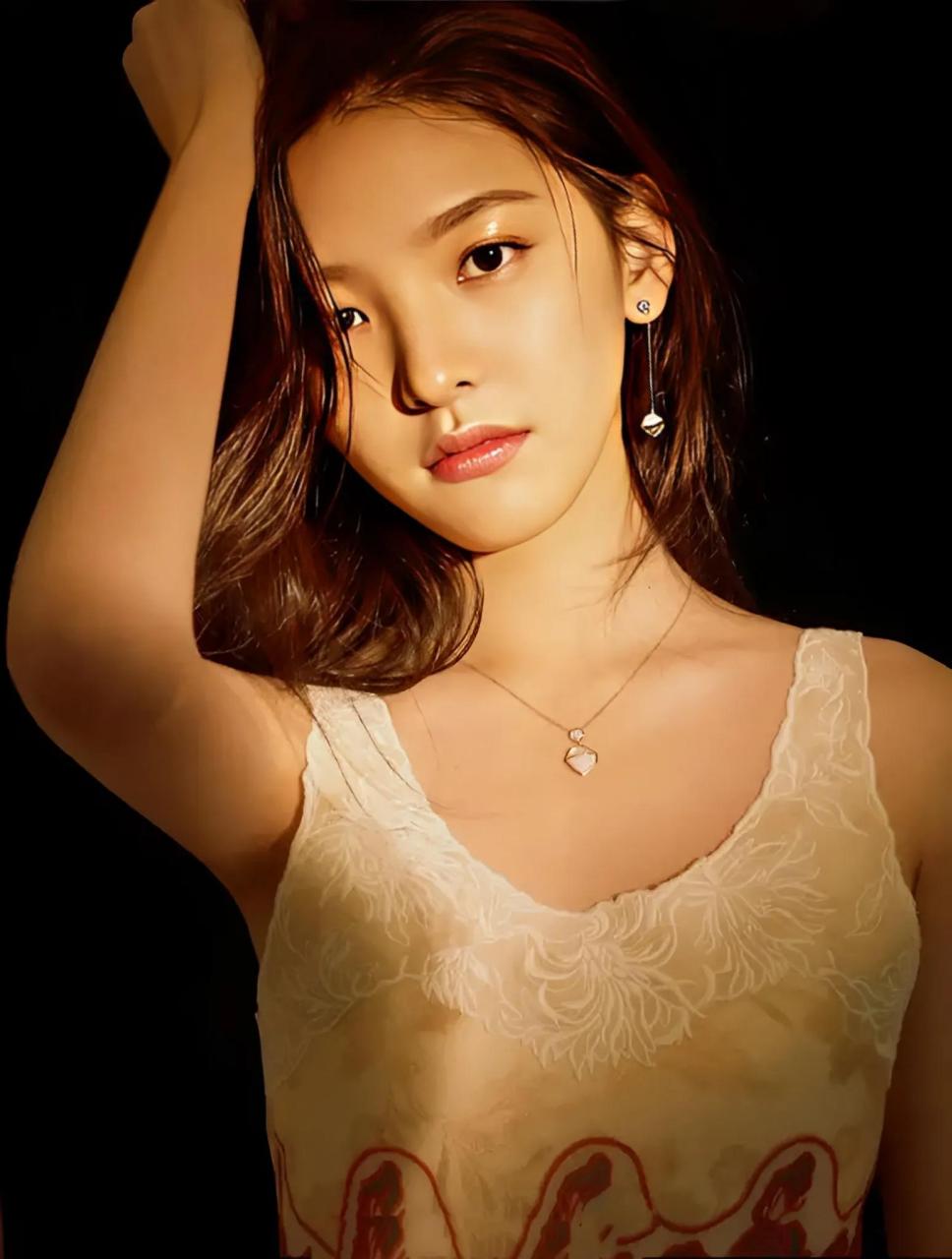 明星壁纸分享—章若楠