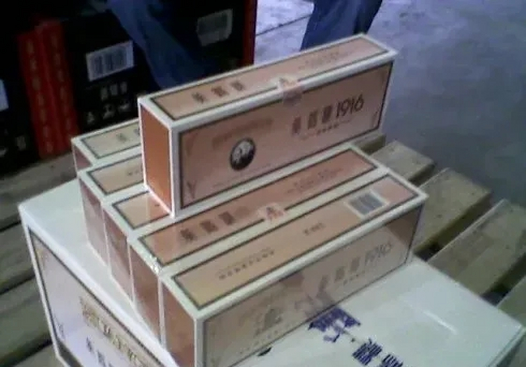 昨天在小区的烟酒店买东西,有个小伙子拿了2条1916来回收,老板说现在