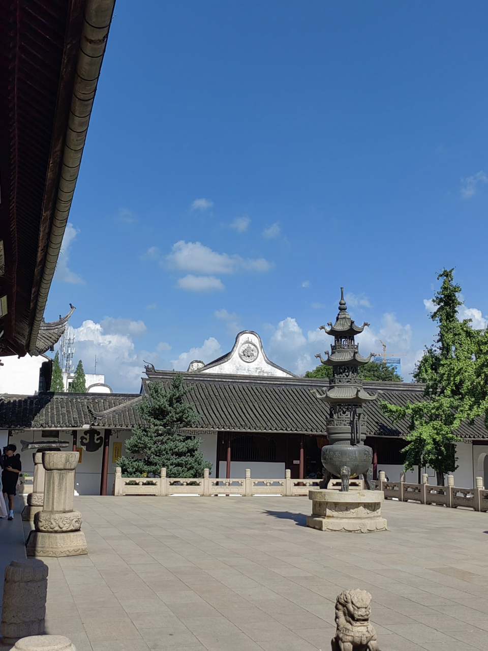 苏州西园戒幢律寺,初名归元寺,现在简称西园寺,始建于元代至元年间.