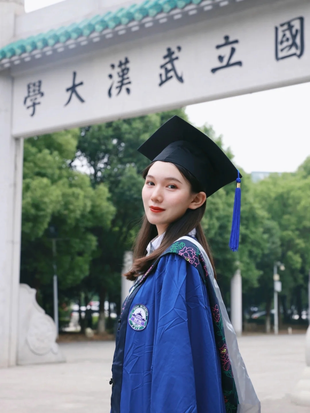 武汉大学校园里的女孩,美丽已经融入珞珈山的秀色中