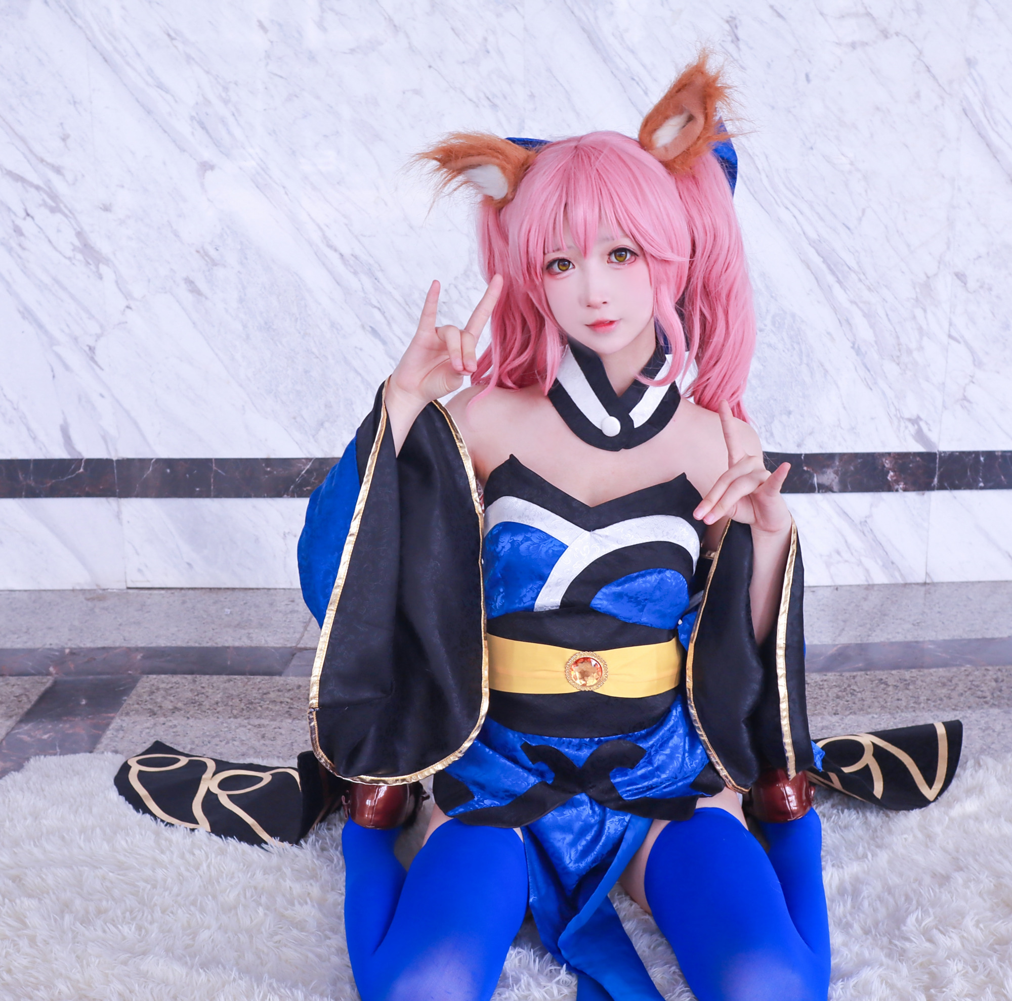 小妹妹cos玉藻前,跪坐在地的样子实在太可爱啦