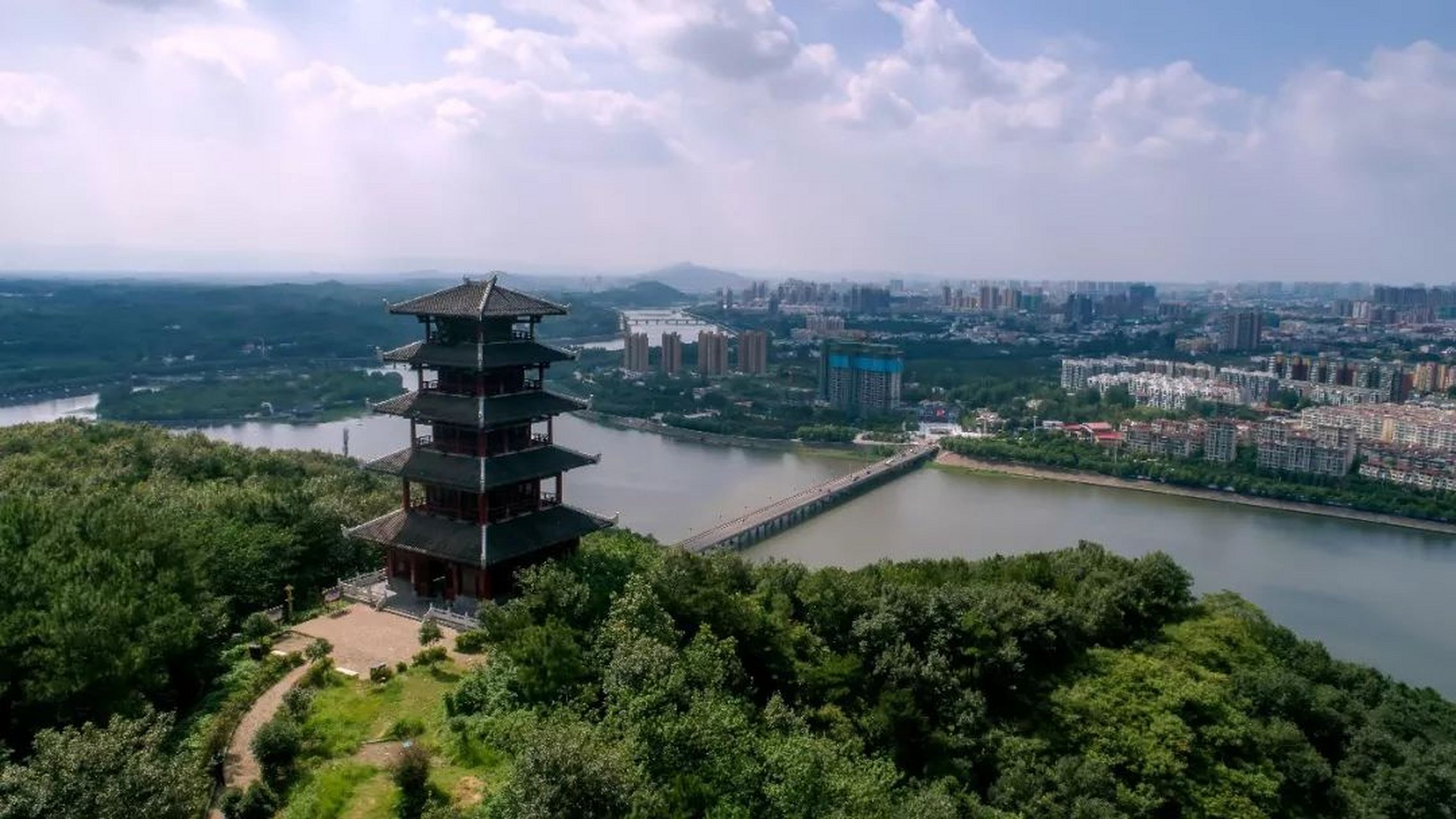 美丽的震雷山图片