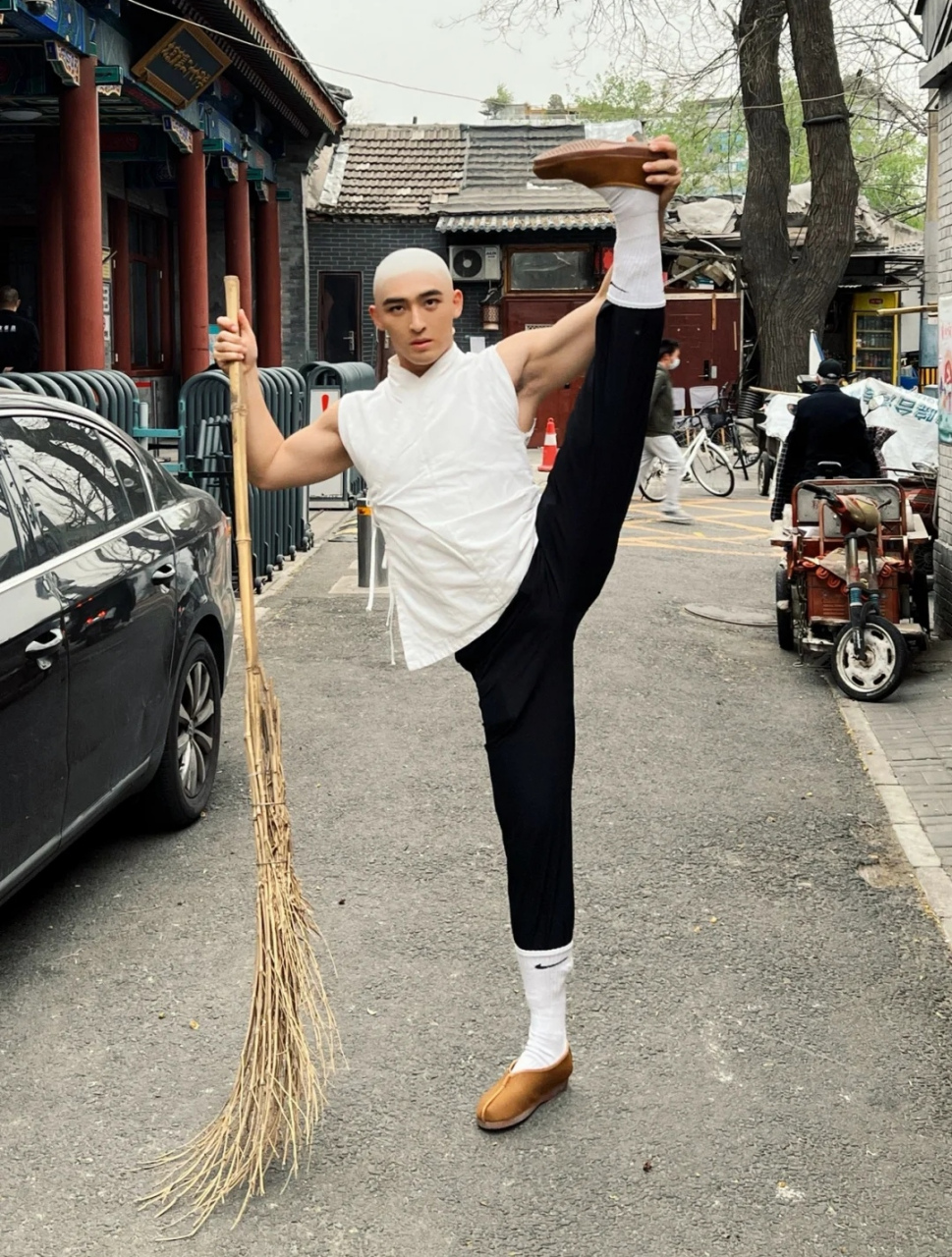 近日毛若懿小哥哥晒出他扮做扫地憎秀柔韧性的照片,照片中他身材健壮