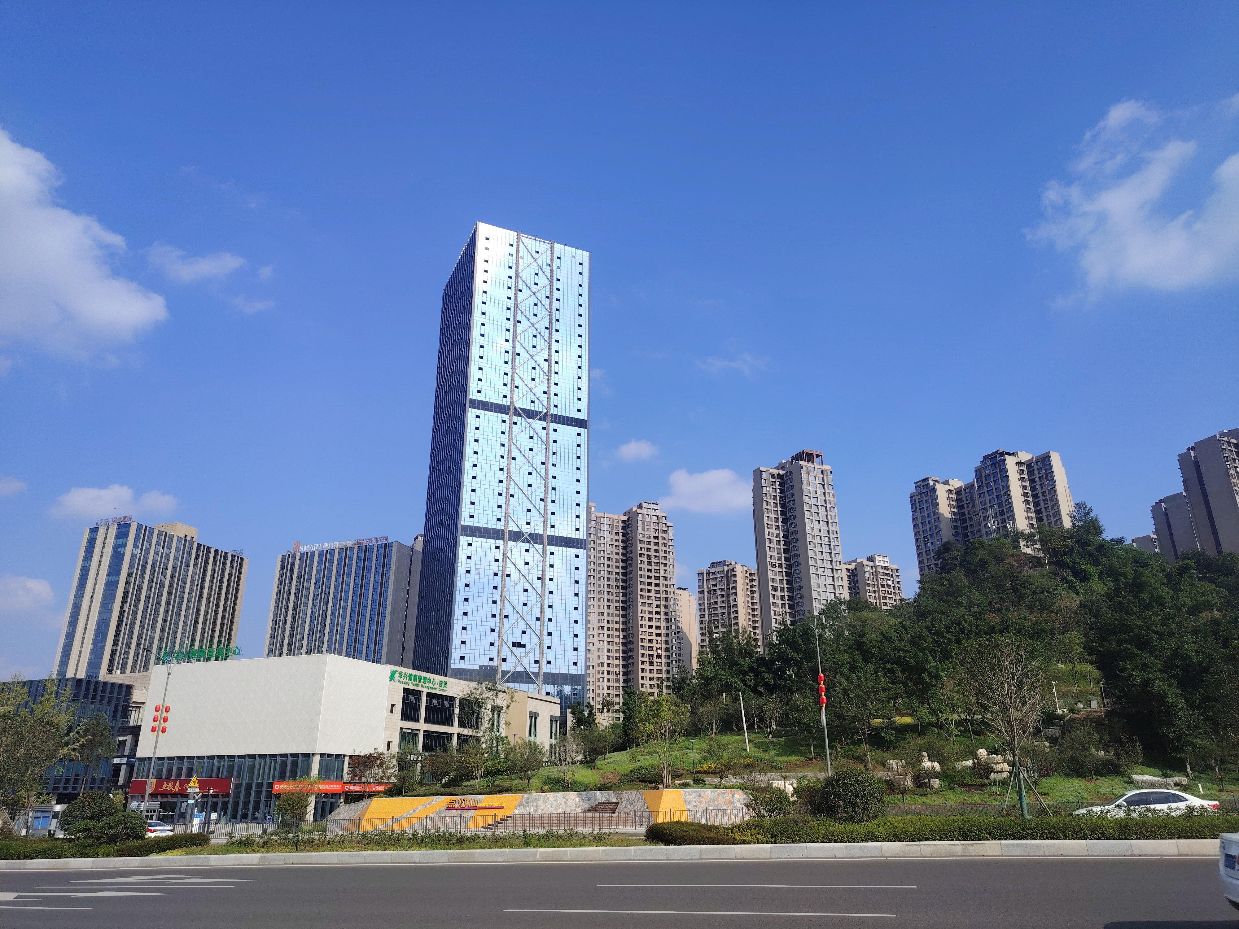 蓝天白云下的自贡第一高楼还是比较壮观的!#家乡好风光# #自贡