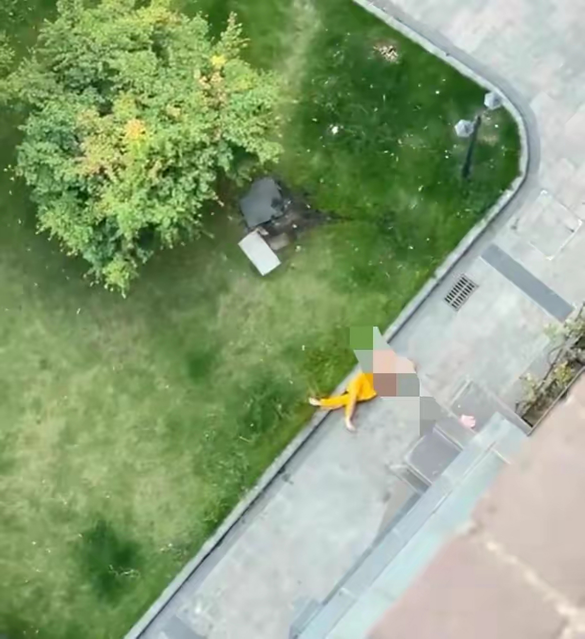 4月30日四川成都,男子失足跌下高楼身亡