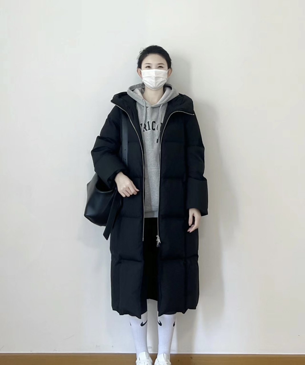 羽绒服和卫衣的叠穿是一种实用的穿搭方式,既保暖又时尚.