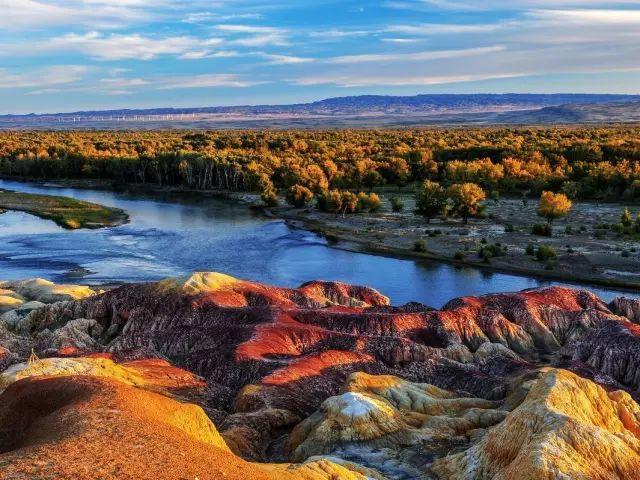 新疆金秋美得浓烈深厚,能够满足我们对美景的所有想象和期待
