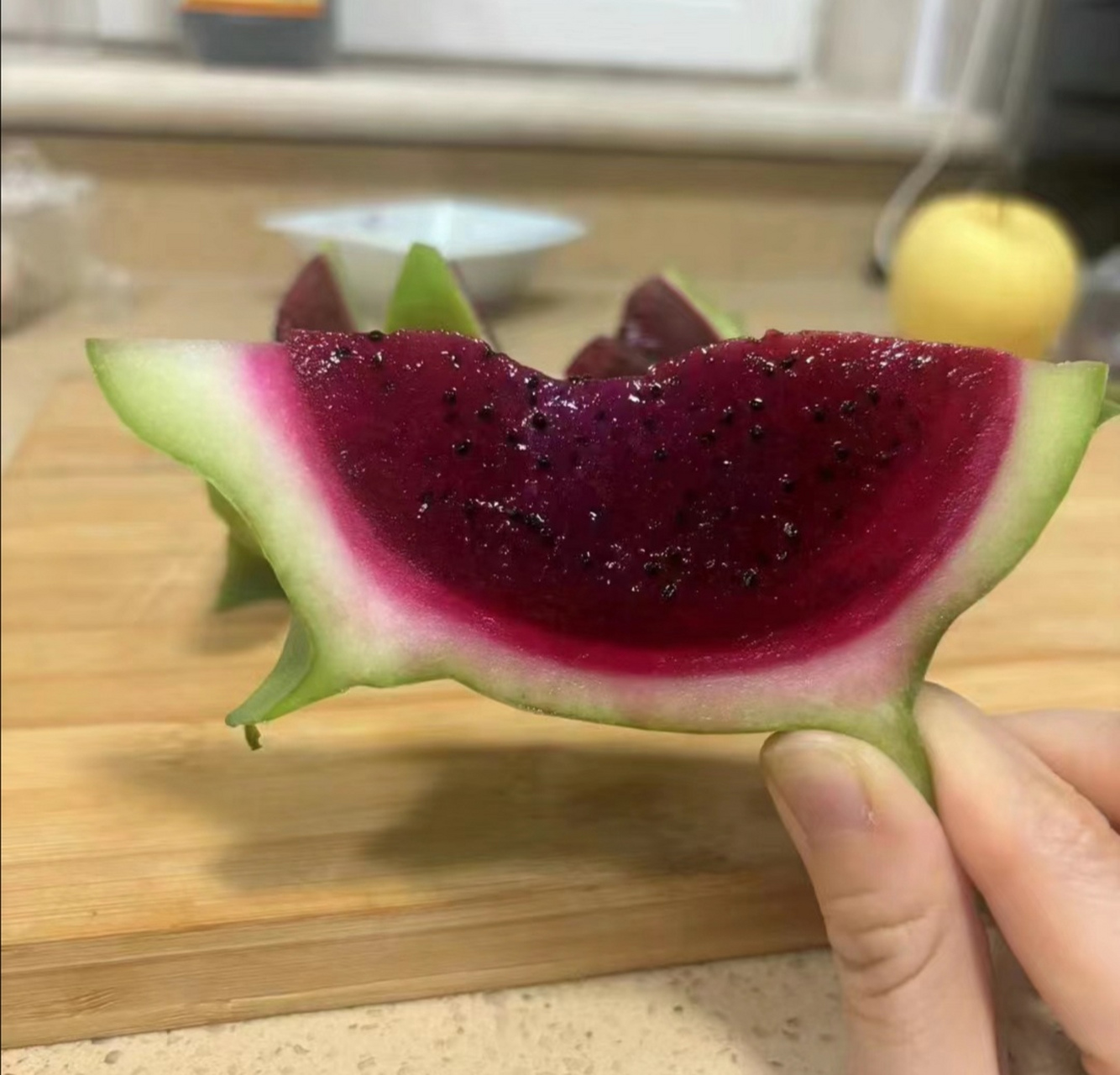 这是新品种?青皮火龙果,我还以为没熟呢?