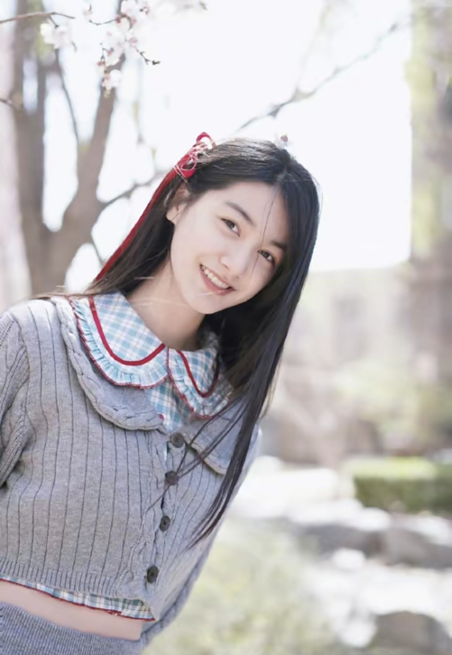 网友:15岁张籽沐站在樱花树下拍美照,美得让人舍不得移开眼