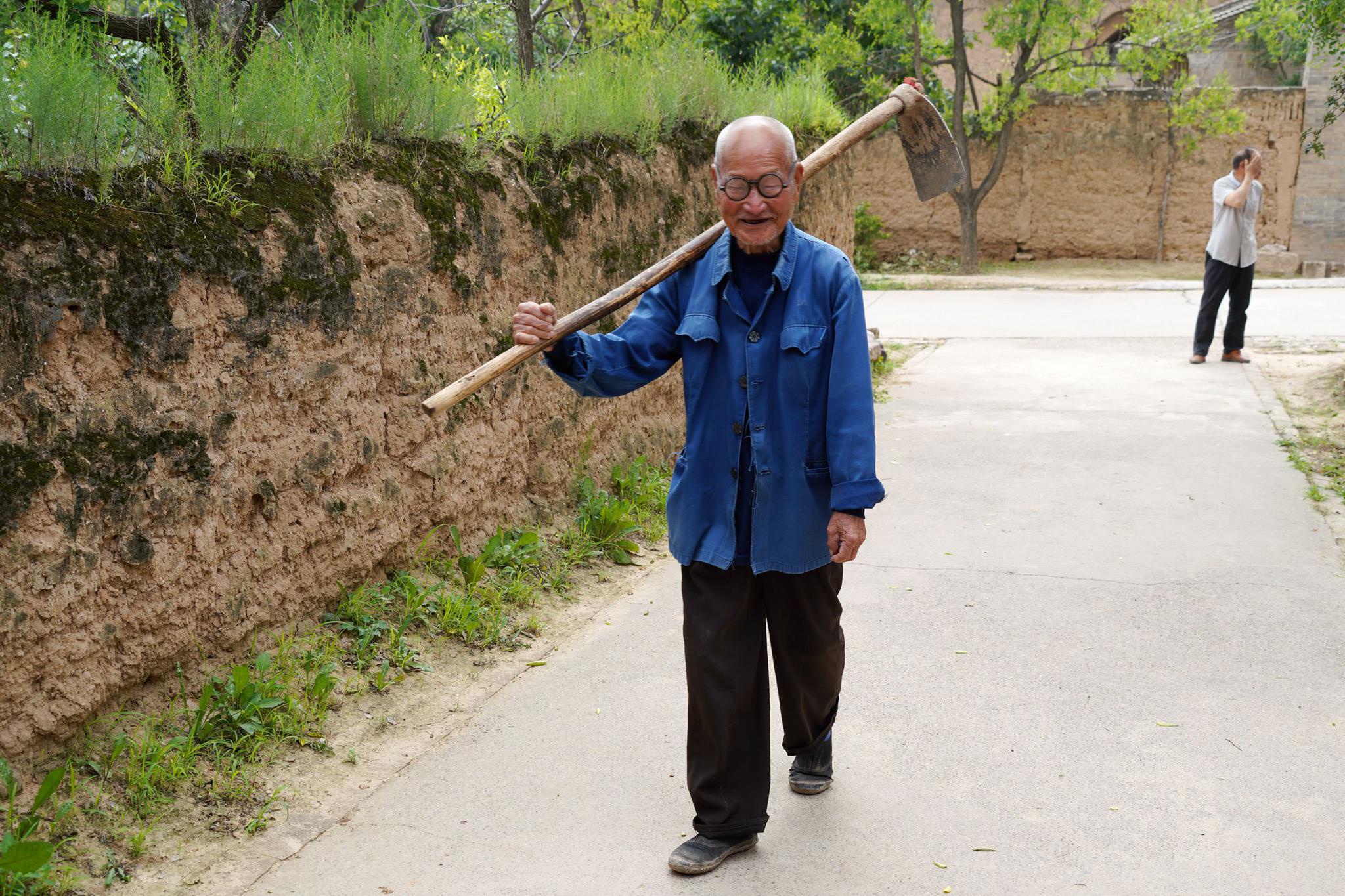 田表示,城市的养老金已经连续18年连增了,很多人就说,农村60岁的老人