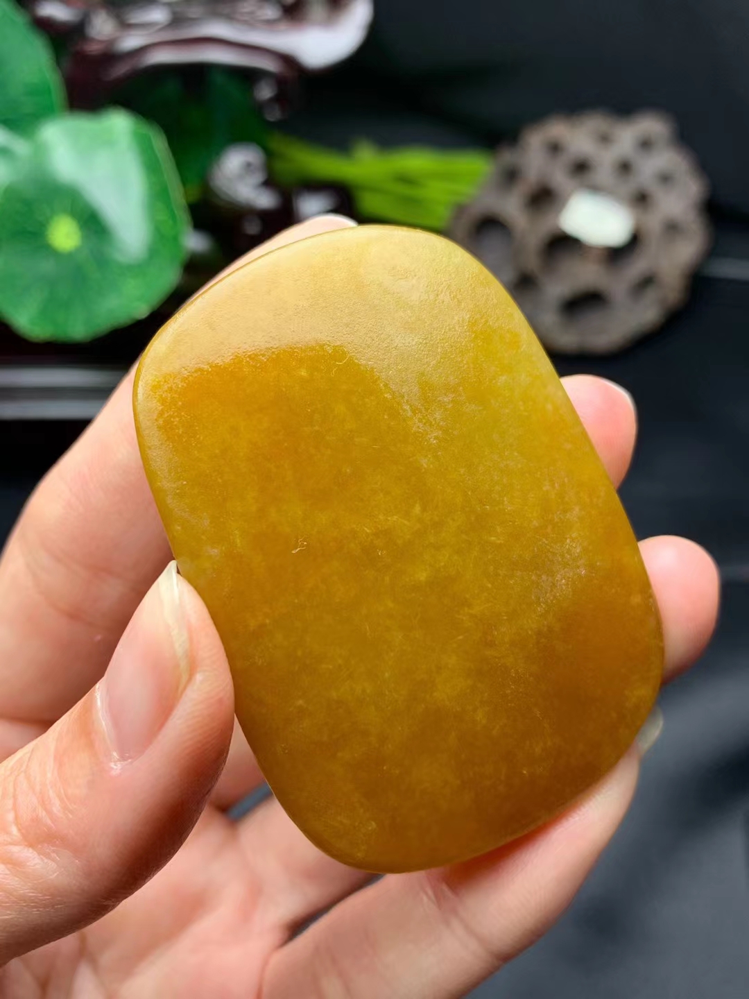 黄翡俏色巧雕龙牌