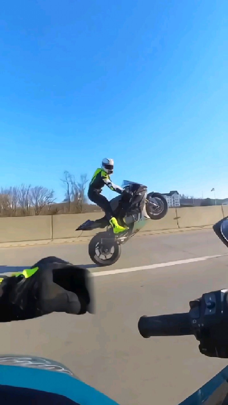 骑宝马机车翘头