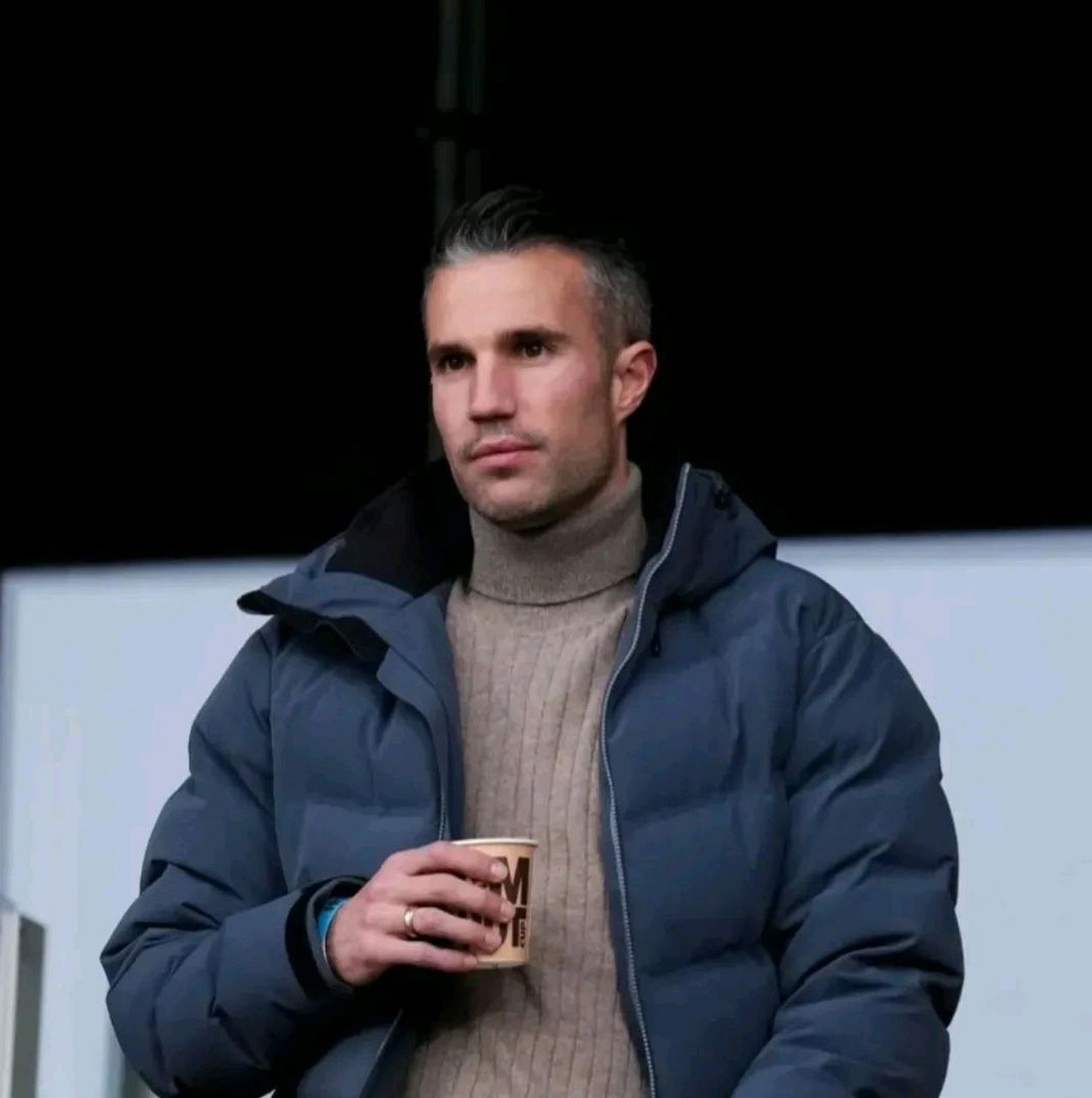 退役后的范佩西,依然帅气有型!  鱼跃进球,载入史册!