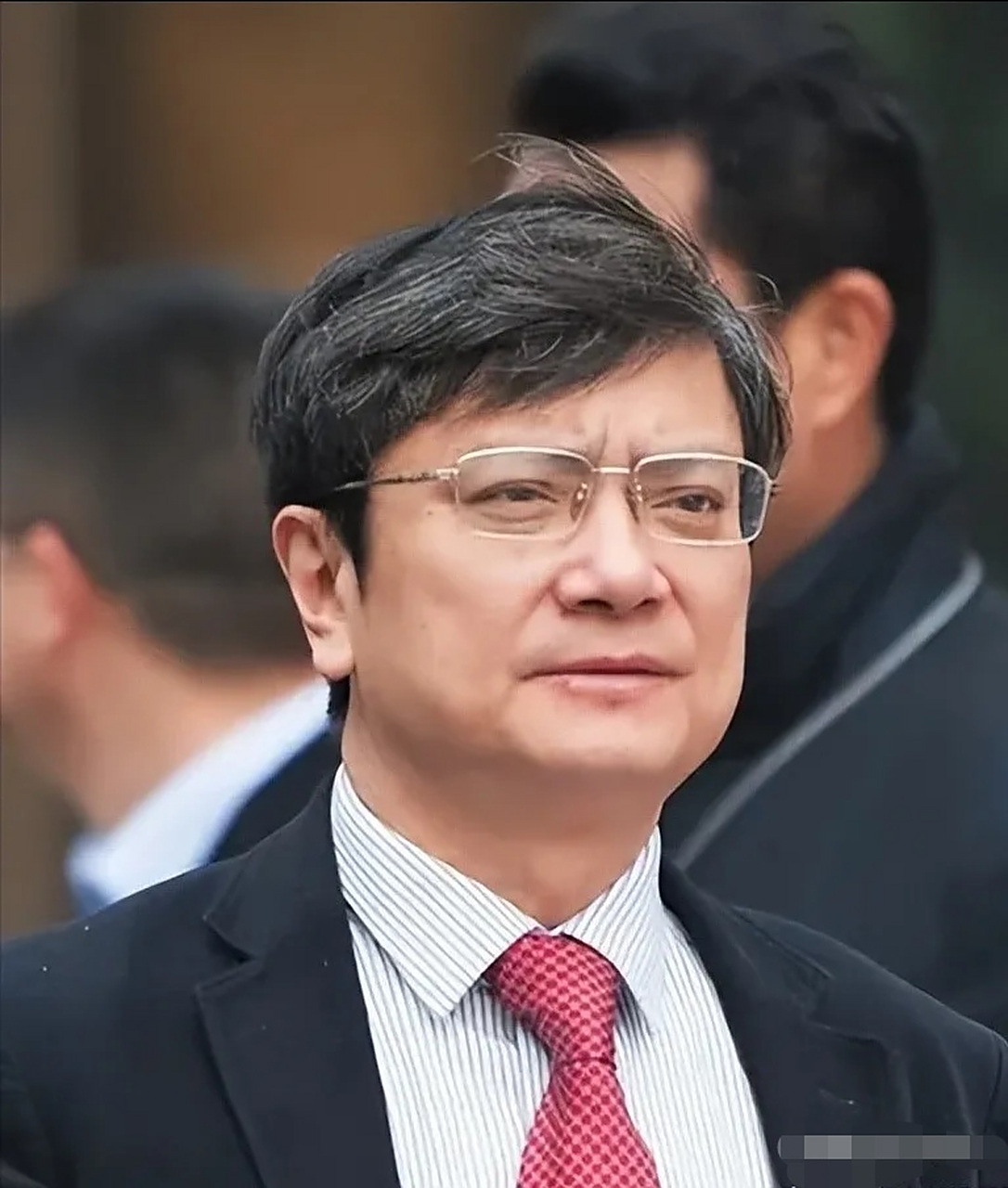 这时,一名女大学生有气无力地问郑强:"强哥,我是学校军乐团的.