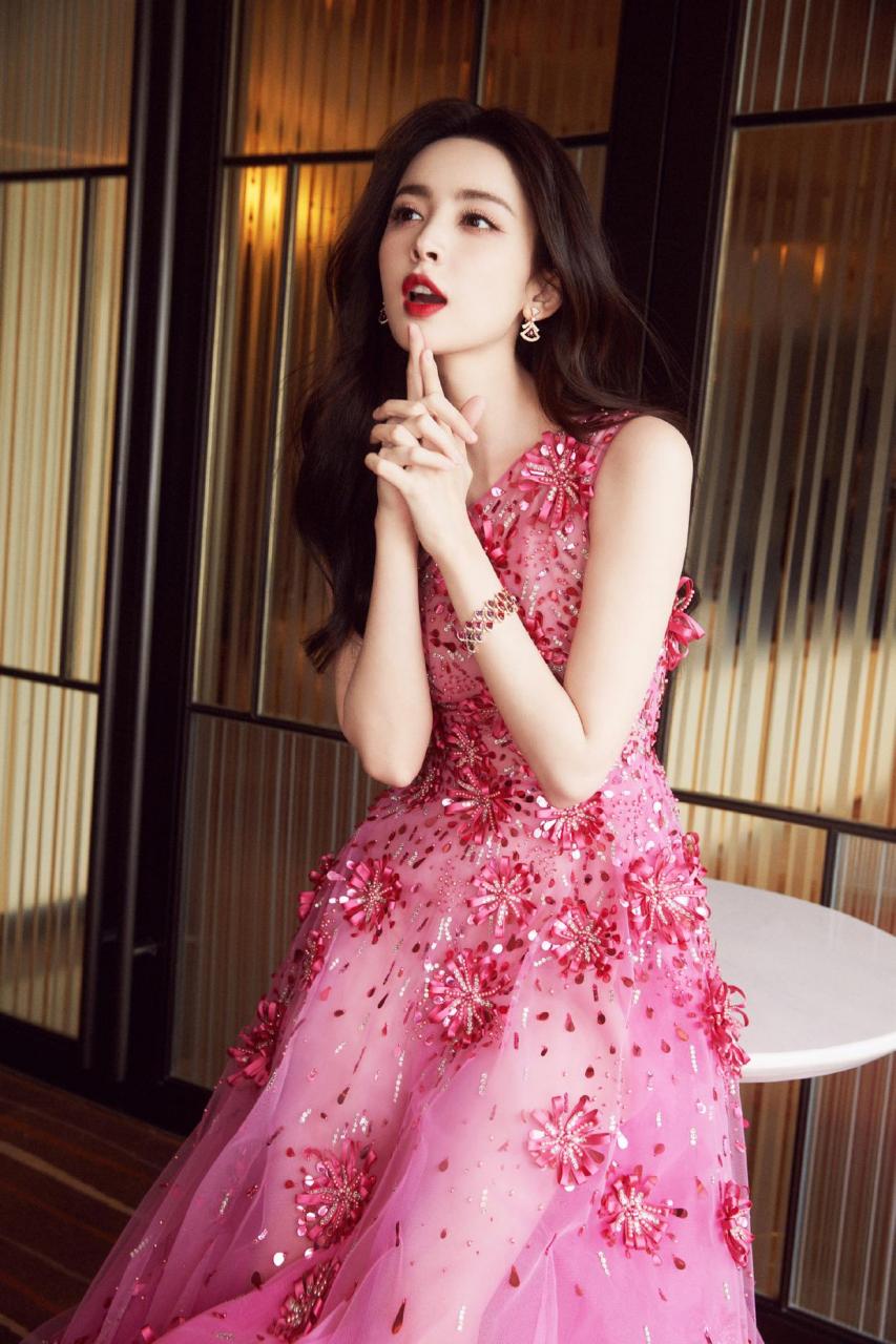 古力娜扎穿着一袭粉红连衣裙,简直炫彩斑澜,馥郁弥香啊!