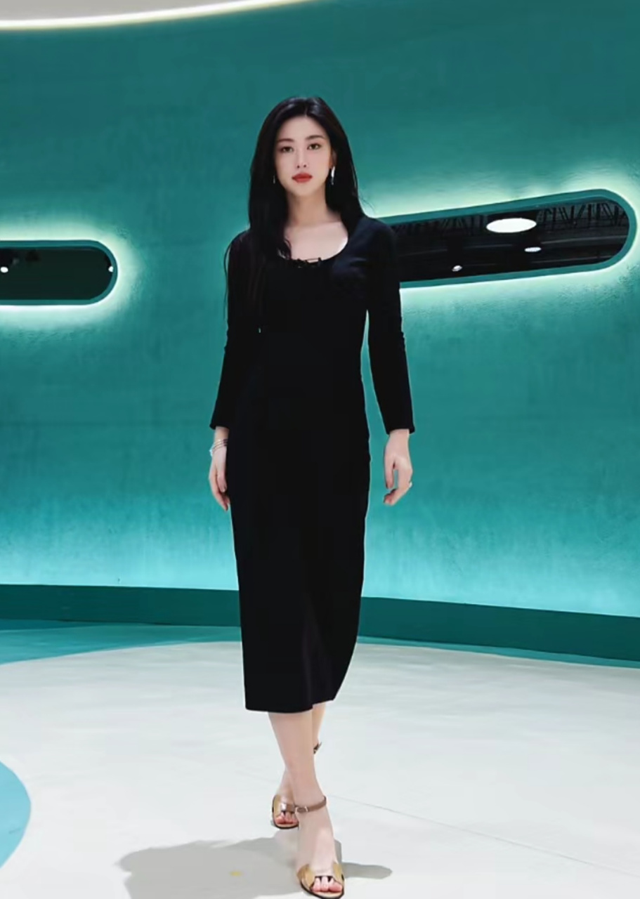 朱珠把训练室当t台,身穿一袭黑色连衣裙走路拍美照,鱼嘴鞋也能被她穿